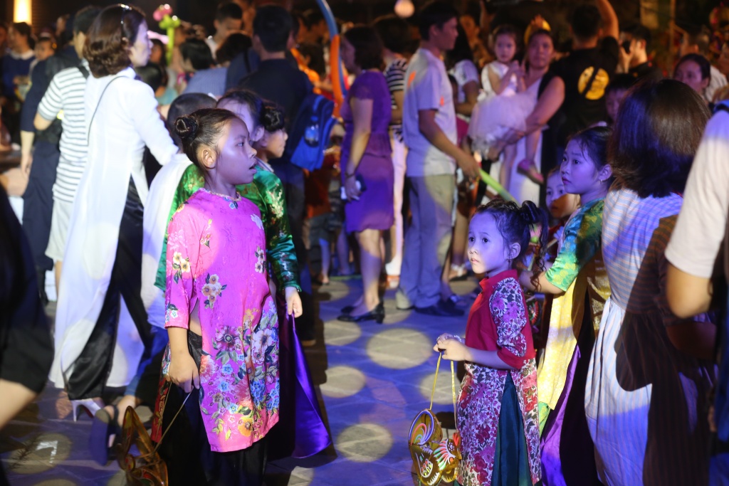 xuan bac tu long quay cung hang nghin em nho tai thu vong nguyet