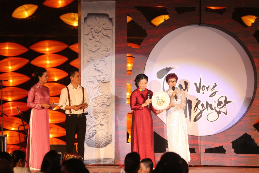 xuan bac tu long quay cung hang nghin em nho tai thu vong nguyet