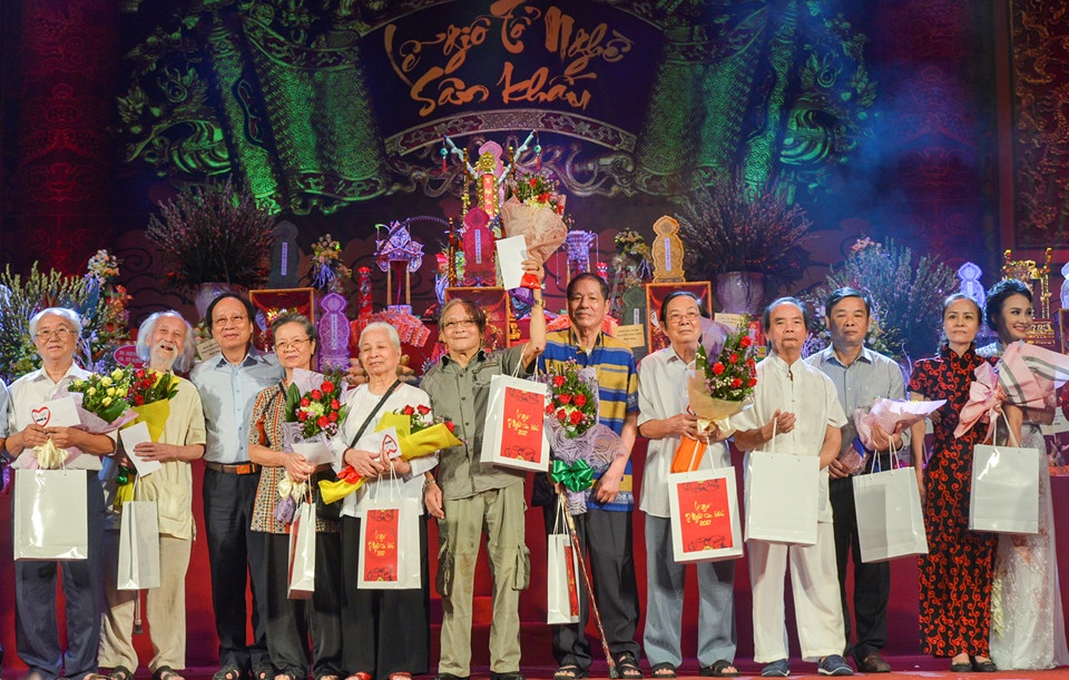 Bằng Kiều về nước dâng hương trong Lễ giỗ Tổ nghề sân khấu bang kieu ve nuoc dang huong trong le gio to nghe san khau