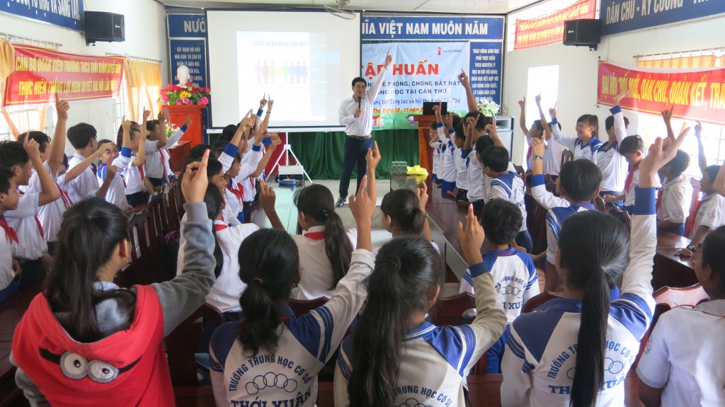 can lam gi doi voi hanh vi bat nat tre em lgbt xay ra trong truong hoc