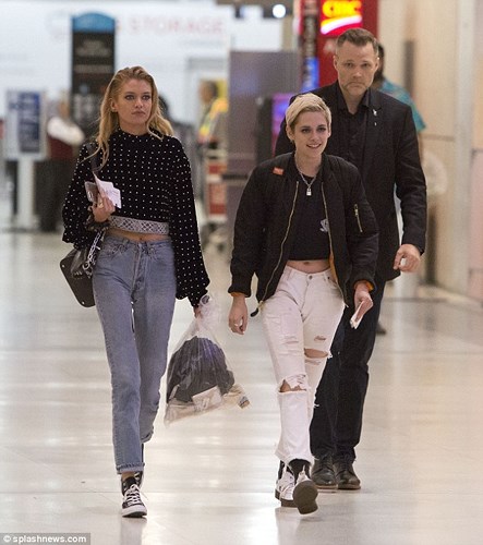 kristen stewart an mac sanh dieu nam tay ban gai dong gioi o san bay