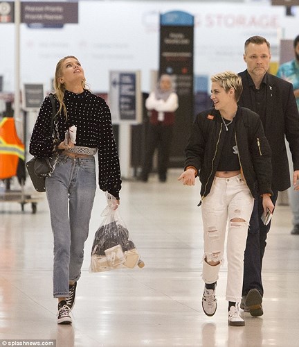kristen stewart an mac sanh dieu nam tay ban gai dong gioi o san bay