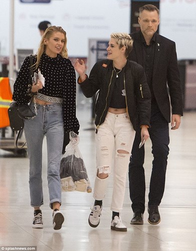 kristen stewart an mac sanh dieu nam tay ban gai dong gioi o san bay