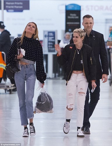 kristen stewart an mac sanh dieu nam tay ban gai dong gioi o san bay