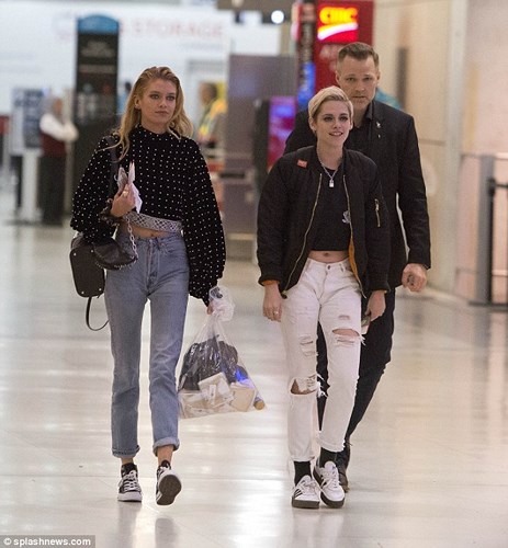 kristen stewart an mac sanh dieu nam tay ban gai dong gioi o san bay