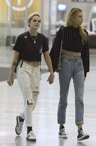kristen stewart an mac sanh dieu nam tay ban gai dong gioi o san bay
