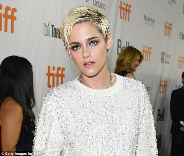 kristen stewart an mac sanh dieu nam tay ban gai dong gioi o san bay
