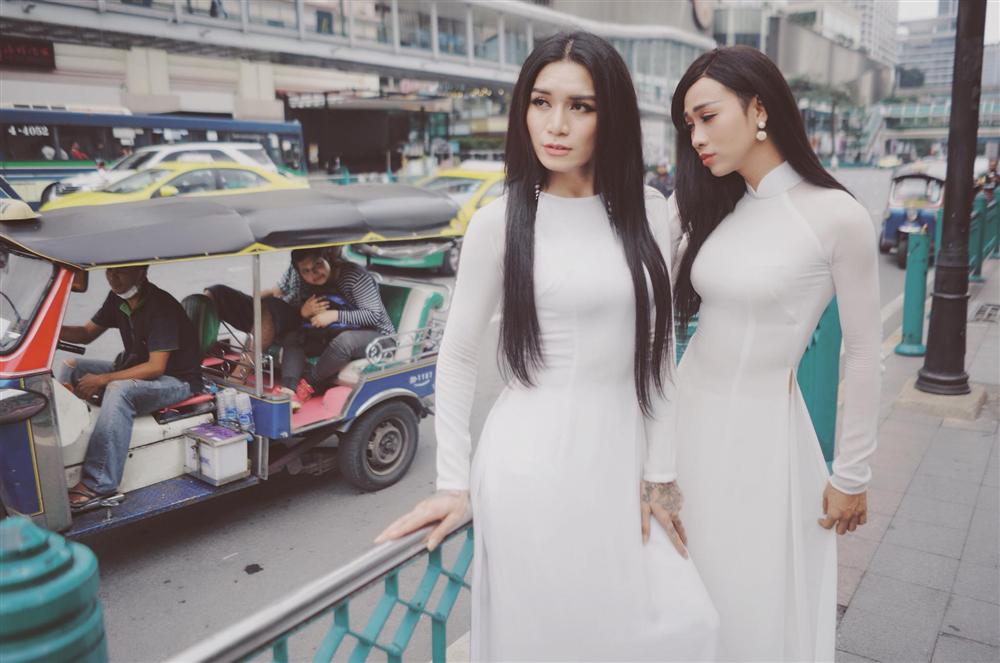 di dam cuoi kim nha bb tran hai trieu tranh thu cho ra lo bo anh ao dai chat lu tai thai lan