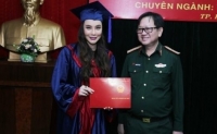 midu to thuy vi gia tao khi co tinh dan dung canh cham tran ngoai pho di bo