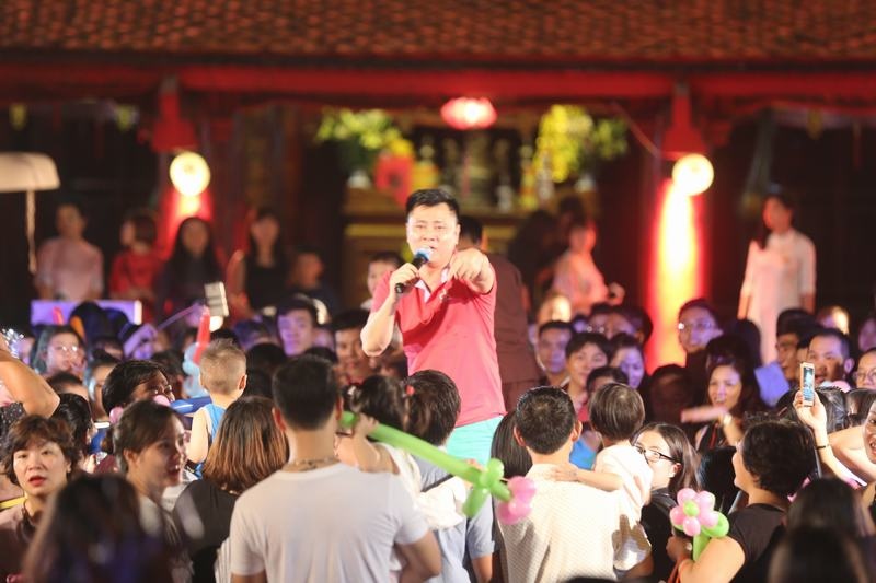 chu cuoi xuan bac tu long khien tre em gao thet tai van mieu