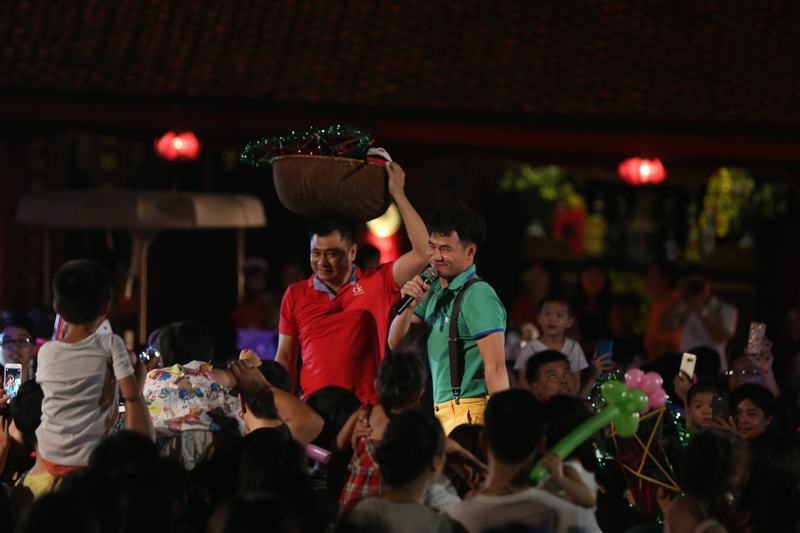 chu cuoi xuan bac tu long khien tre em gao thet tai van mieu