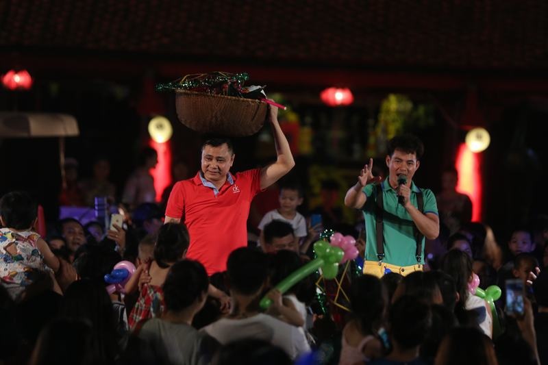 chu cuoi xuan bac tu long khien tre em gao thet tai van mieu