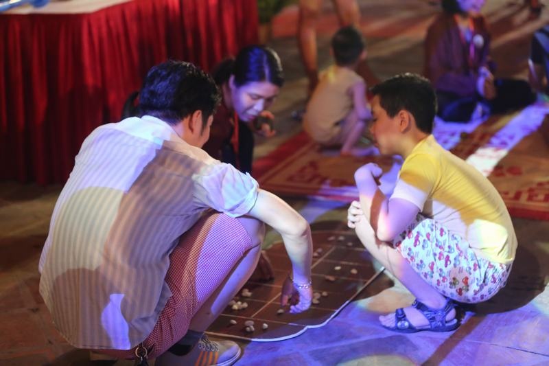 chu cuoi xuan bac tu long khien tre em gao thet tai van mieu