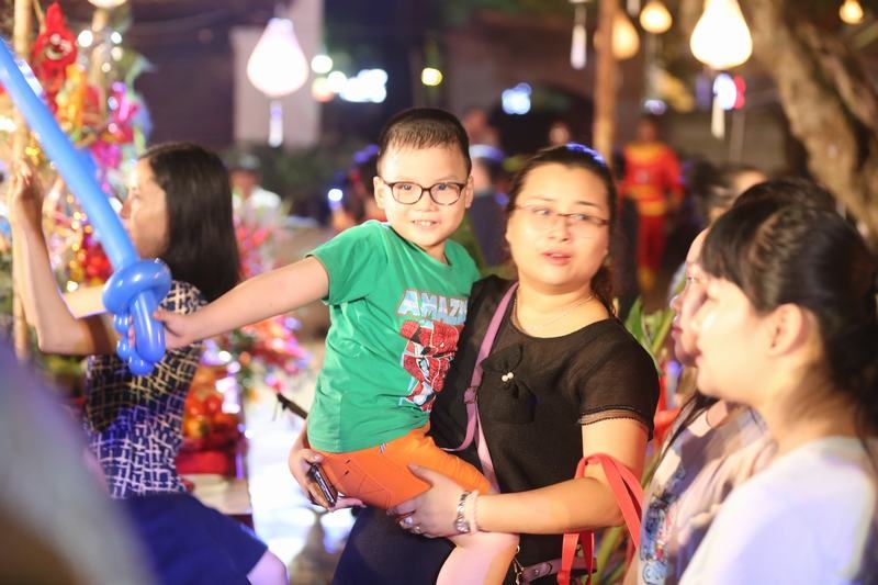 chu cuoi xuan bac tu long khien tre em gao thet tai van mieu