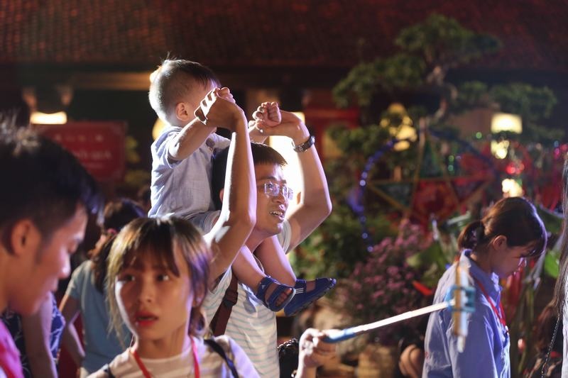 chu cuoi xuan bac tu long khien tre em gao thet tai van mieu