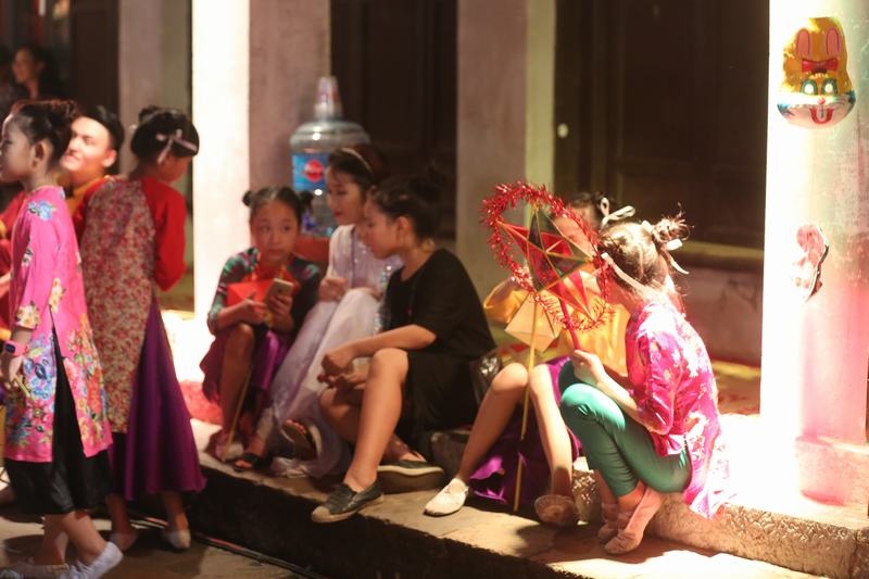 chu cuoi xuan bac tu long khien tre em gao thet tai van mieu