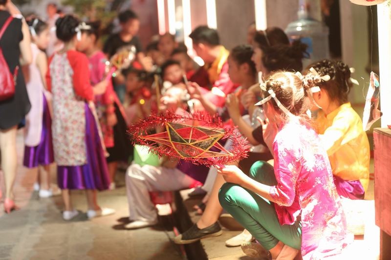 chu cuoi xuan bac tu long khien tre em gao thet tai van mieu