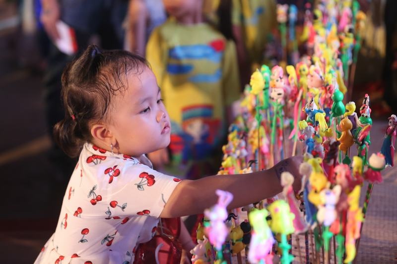 chu cuoi xuan bac tu long khien tre em gao thet tai van mieu