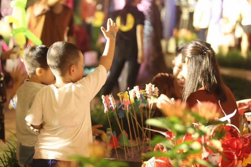chu cuoi xuan bac tu long khien tre em gao thet tai van mieu