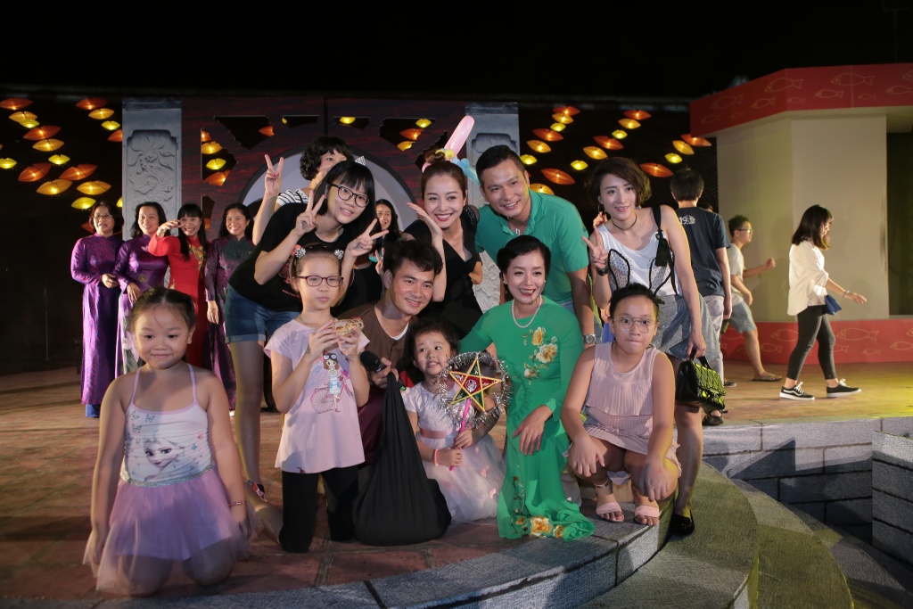 MC Phan Anh và vợ xinh như hotgirl đưa con đi xem hội Thu Vọng Nguyệt mc phan anh va vo xinh nhu hotgirl dua con di xem hoi thu vong nguyet