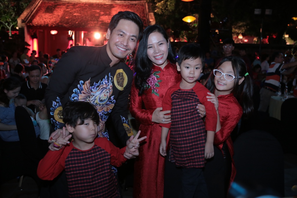 MC Phan Anh và vợ xinh như hotgirl đưa con đi xem hội Thu Vọng Nguyệt mc phan anh va vo xinh nhu hotgirl dua con di xem hoi thu vong nguyet