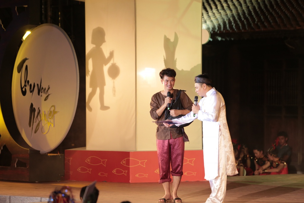 MC Phan Anh và vợ xinh như hotgirl đưa con đi xem hội Thu Vọng Nguyệt mc phan anh va vo xinh nhu hotgirl dua con di xem hoi thu vong nguyet
