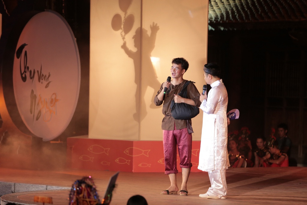 mc phan anh va vo xinh nhu hotgirl dua con di xem hoi thu vong nguyet