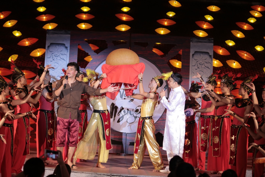 mc phan anh va vo xinh nhu hotgirl dua con di xem hoi thu vong nguyet