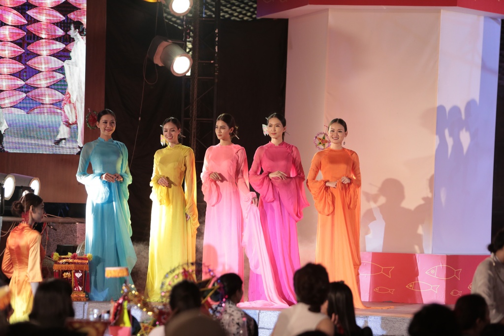 mc phan anh va vo xinh nhu hotgirl dua con di xem hoi thu vong nguyet