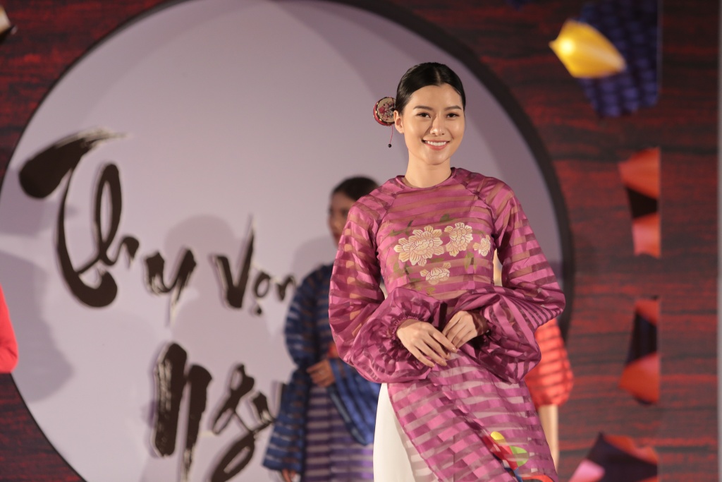 mc phan anh va vo xinh nhu hotgirl dua con di xem hoi thu vong nguyet