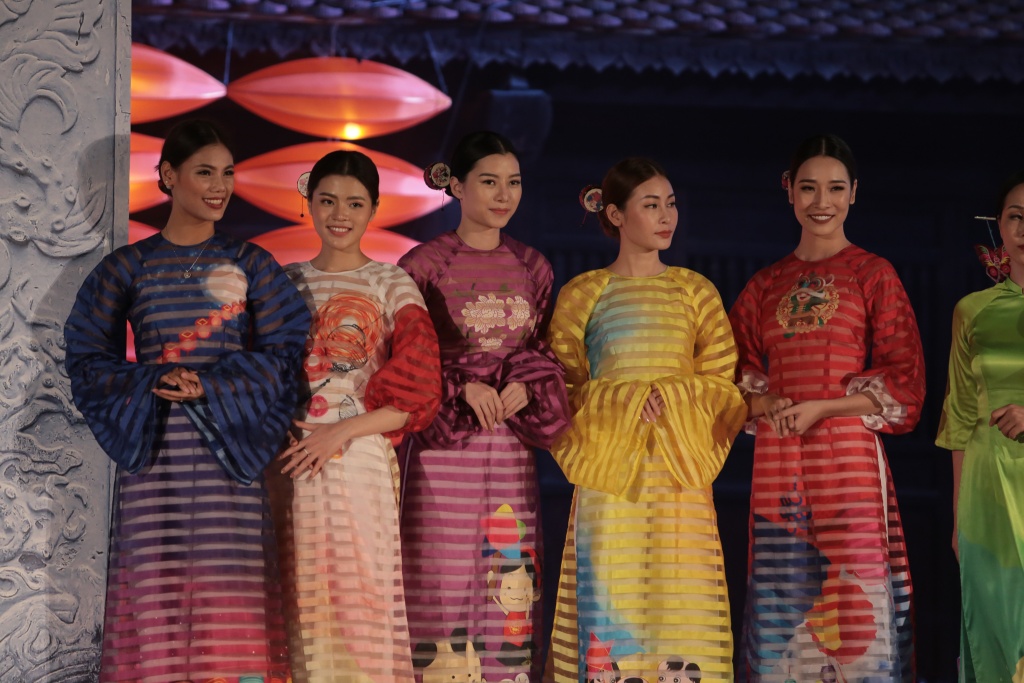 mc phan anh va vo xinh nhu hotgirl dua con di xem hoi thu vong nguyet