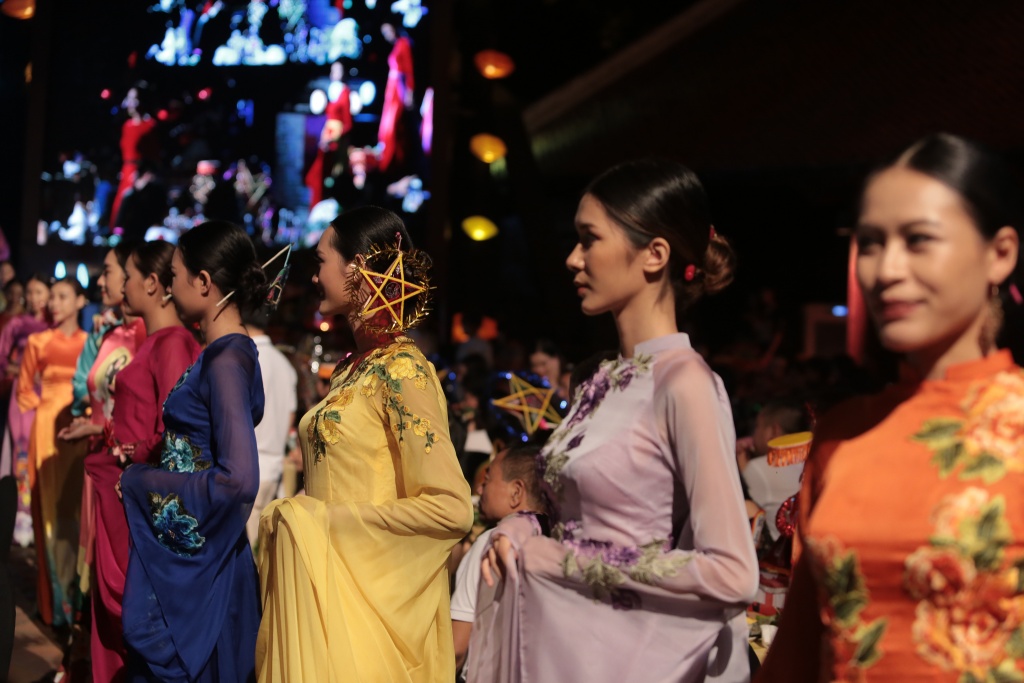 mc phan anh va vo xinh nhu hotgirl dua con di xem hoi thu vong nguyet