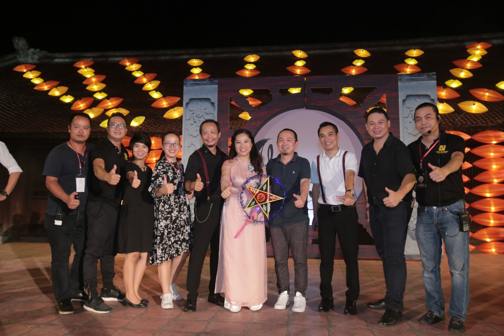 MC Phan Anh và vợ xinh như hotgirl đưa con đi xem hội Thu Vọng Nguyệt mc phan anh va vo xinh nhu hotgirl dua con di xem hoi thu vong nguyet