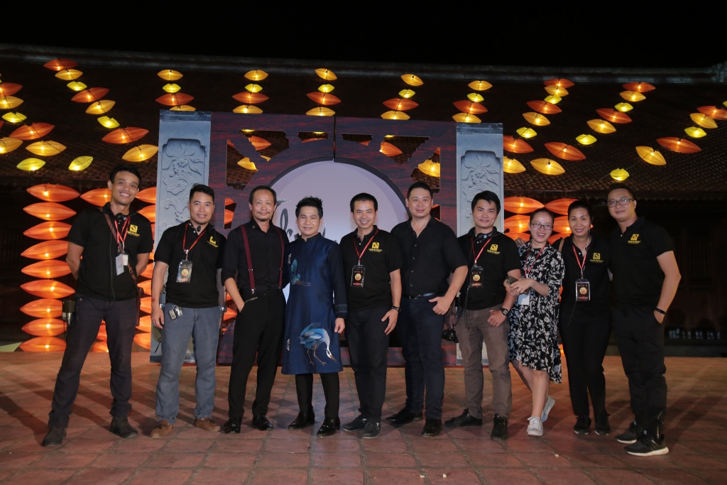 MC Phan Anh và vợ xinh như hotgirl đưa con đi xem hội Thu Vọng Nguyệt mc phan anh va vo xinh nhu hotgirl dua con di xem hoi thu vong nguyet