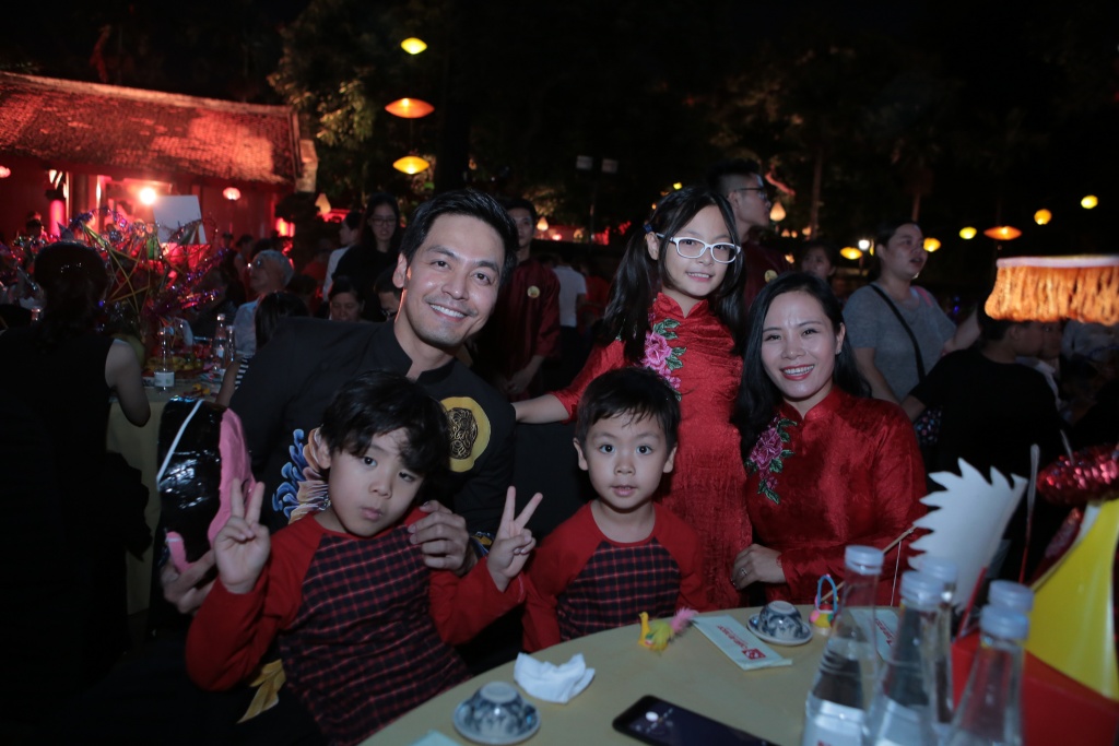 MC Phan Anh và vợ xinh như hotgirl đưa con đi xem hội Thu Vọng Nguyệt mc phan anh va vo xinh nhu hotgirl dua con di xem hoi thu vong nguyet