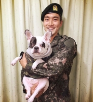 truong nhom super junior bi ep mac ao phao day giua thoi tiet 38 do c