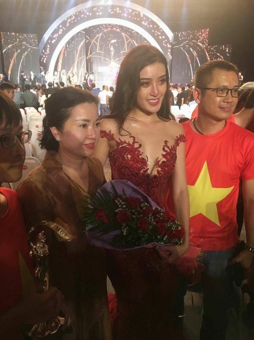 huyen my khong xuat hien chuc mung tan hoa hau nhieu thi sinh roi san khau truoc khoanh khac cong bo