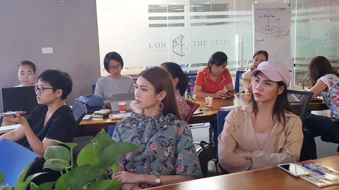 khi cong khai la nguoi chuyen gioi nu suot 1 nam toi khong dam ve nha