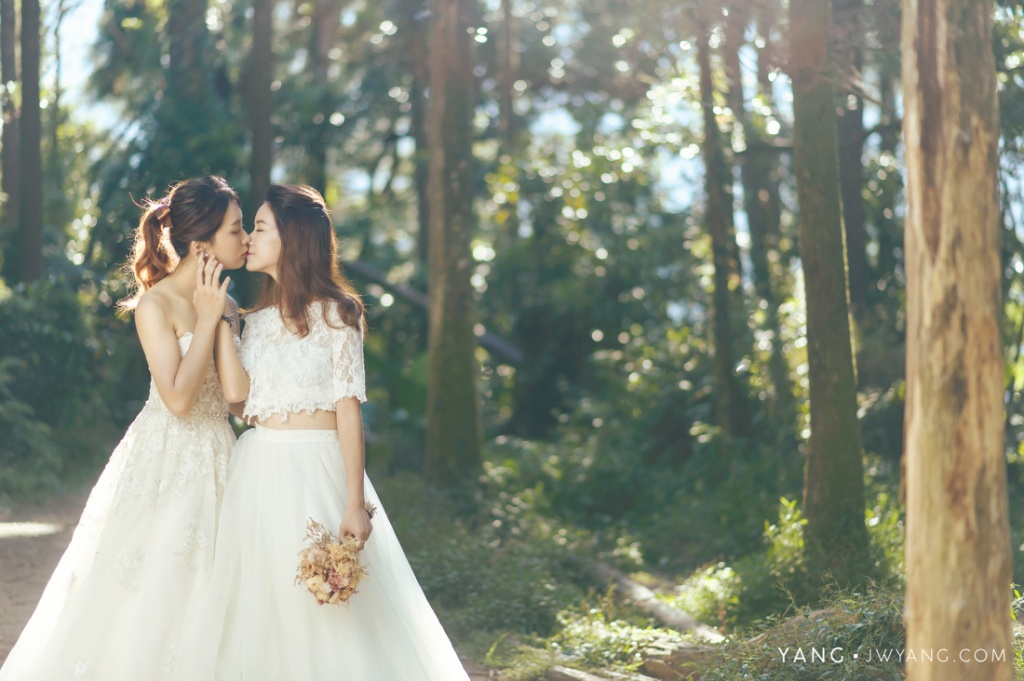 bo anh cuoi hanh phuc yen binh cua cap dong tinh nu khien nhieu nguoi ghen ti