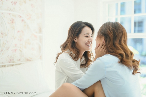 bo anh cuoi hanh phuc yen binh cua cap dong tinh nu khien nhieu nguoi ghen ti