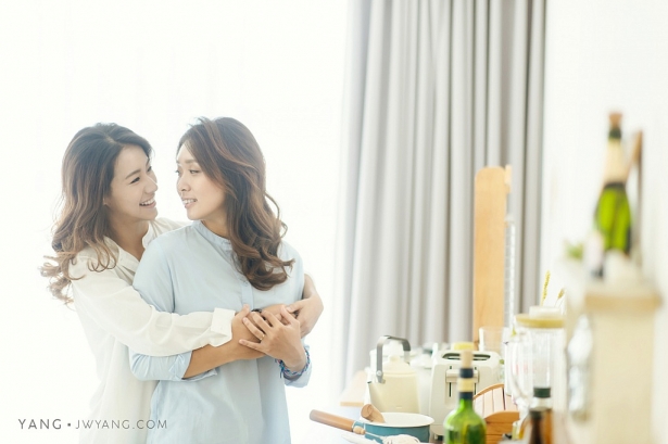 bo anh cuoi hanh phuc yen binh cua cap dong tinh nu khien nhieu nguoi ghen ti