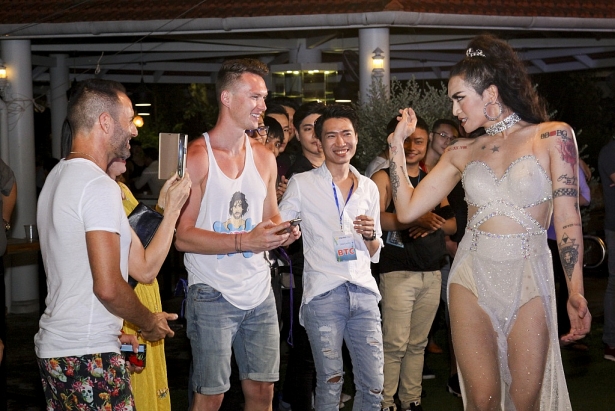 bb tran hoa co gai goi cam khuay dao su kien cua cong dong lgbtqi