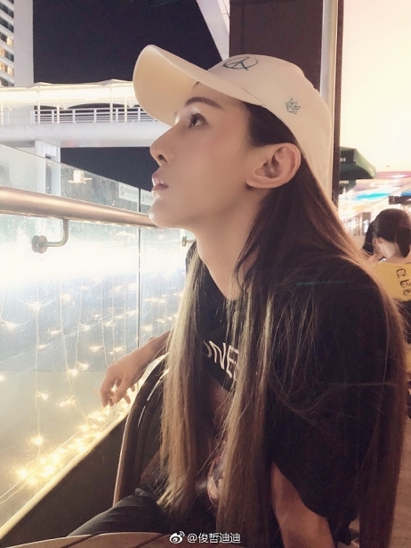 mi nam toc dai khien hu nu ban loan vi qua dep