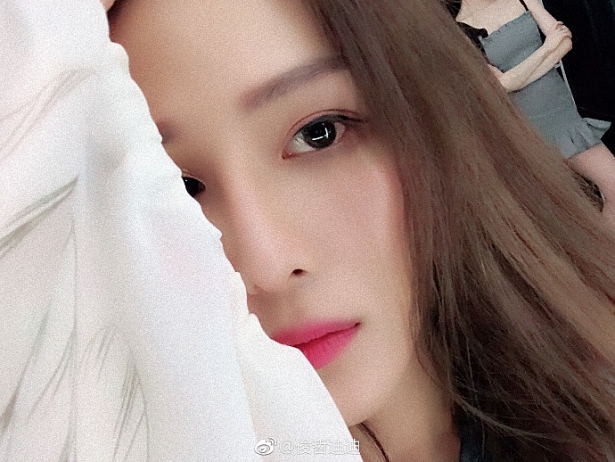 mi nam toc dai khien hu nu ban loan vi qua dep