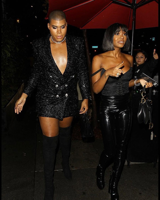 Sao đồng tính EJ Johnson diện váy xẻ cao ra phố sao dong tinh ej johnson dien vay xe cao ra pho