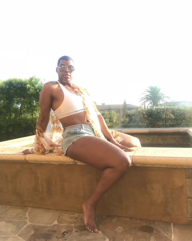 Sao đồng tính EJ Johnson diện váy xẻ cao ra phố sao dong tinh ej johnson dien vay xe cao ra pho