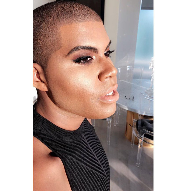 Sao đồng tính EJ Johnson diện váy xẻ cao ra phố sao dong tinh ej johnson dien vay xe cao ra pho