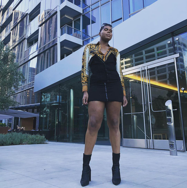 Sao đồng tính EJ Johnson diện váy xẻ cao ra phố sao dong tinh ej johnson dien vay xe cao ra pho