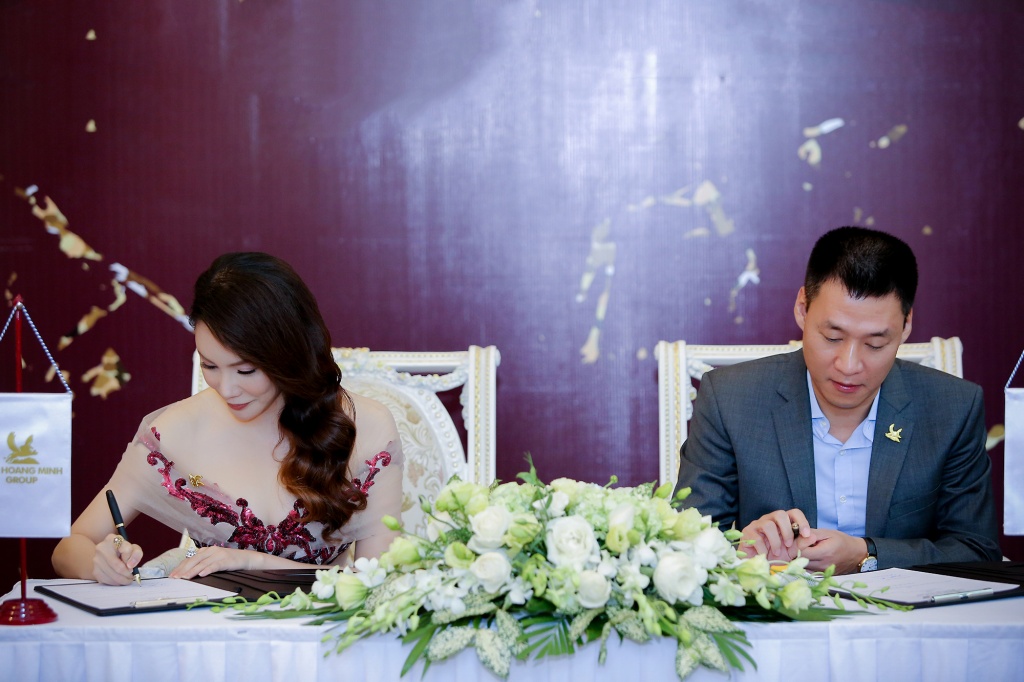 ho quynh huong toi khong hat khi khach dang dung an tiec khong ngoi ban an sau khi bieu dien