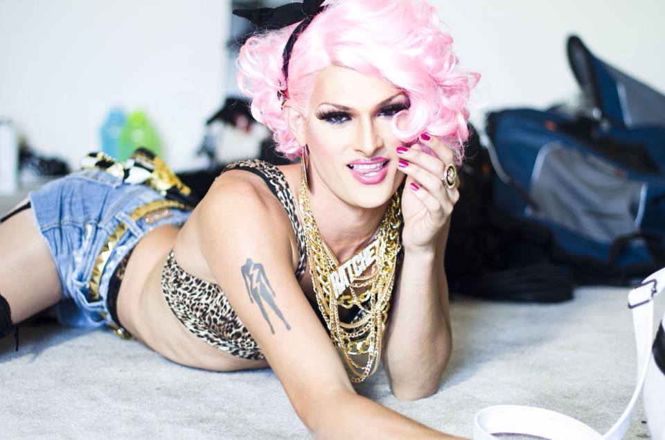 bat ngo voi ve dien trai cua 7 nghe si drag queen noi tieng